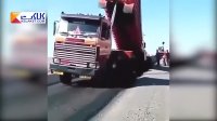 واژگونی ناگهانی تریلی هنگام تخلیه بار !
