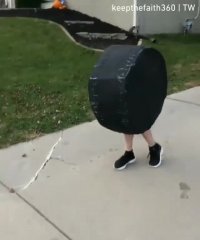 کودکی که تبدیل به چرخ می شود!!!