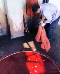 آماده سازی کلاف ها برای مرحله دوم رنگرزی با روناس در کارگاه فرش فراهان