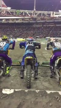 صحنه آهسته استارت مسابقات موتور کراس