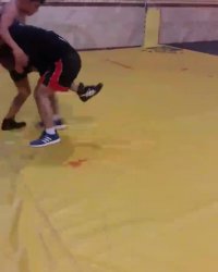 آموزش پس کاسه با پا توسط سید مصطفی معینی مربی کشتی شهرستان صحنه