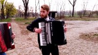 موسیقی خواننده معروف با آکاردئون