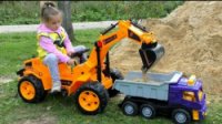 سوفیا و بازی با ماشینهای اسباب بازی : جعبه گشایی تراکتور