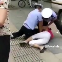 برخورد وحشیانه پلیس با یک مادر و کودک