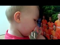 2 ساله هلندی همه را می شناسد