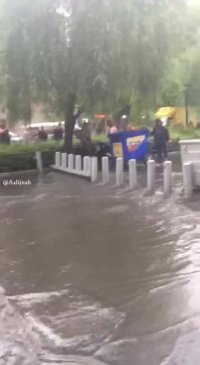 پیک موتوری که رایگان مردم را از خیابان آبگرفته رد می کند!