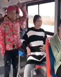 یذره دقت کرده بود بادکنکه نمی ترکید