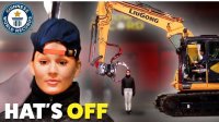 رکورد گینس خطرناک برداشتن کلاه کپ با بیل مکانیکی