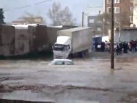 ورود سیل به شهر خرم‌آباد و خسارت به خودروها