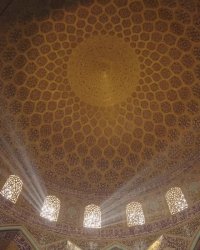بازی نور و رنگ با گنبد هزار نقش مسجد شیخ‌ لطف‌الله اصفهان