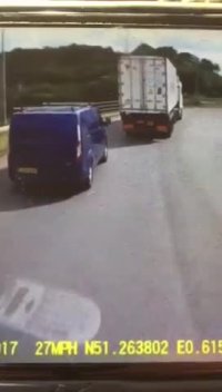 تریلی ون بیچاره را با آسفالت یکی کرد!