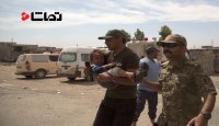 کودک عراقی از شر داعش به آغوش نظامی عراقی پناه می‌آورد