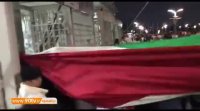 ورود هواداران تیم ملی فوتبال ایران به ورزشگاه با پرچم سه رنگ بزرگ