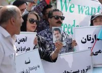 تجمع خانواده های اعضای دربند سازمان مجاهدین خلق مقابل سفارت ترکیه در تهران