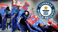 رکورد جدید گینس از دومینوی انسانی با تشک خواب