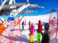 اسنوبرد در پیست زیبای اسکی دیزین در ایران