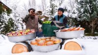 پخت و پز روستایی در یک روز زیبای برفی - آشپزی در طبیعت آذربایجان