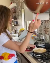 دختر خفن با توپ بسکتبال