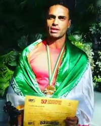 نایب قهرمان مسابقات فیزیک کلاسیک آسیا مدال خود را به رهبر انقلاب و خانواده شهدا تقدیم کرد