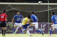 2 صحنه از دیدار استقلال و صنعت نفت