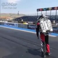 درگ جذاب بین "دوج چلنجر" و یک انسان البته با جت پک