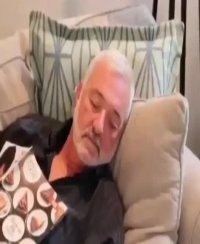 وقتی یکی خوابه ونمی تونی اروم بشینی!