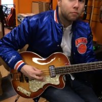 نوازندگی با گیتار برند هافنر Hofner"