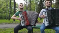 آهنگ گروه " کلد پلی " با آکاردئون