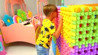 دایانا و روما  کودک دیانا سرگرمی در حال بازی با بلوک های اسباب بازی