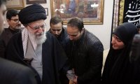 حضور رهبر انقلاب در منزل شهید قاسم سلیمانی