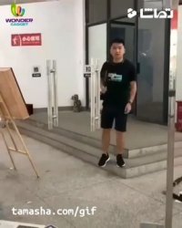 جالب ترین شوخی ای که با درب ورودی شده !