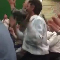 حرکات جالب این آقا در مولودی