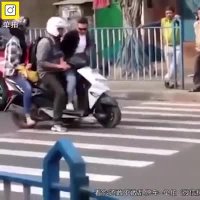 لطفا روی خط عابر پیاده بایستید!