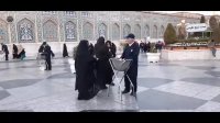 چه عاشقانه خادمی زائران امام رضا علیه السلام را میکند ...