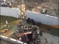 سقوط کامیون حامل مهاجران به کانال آب در ازمیر ترکیه