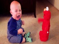 صحنه خنده دار از بازی کودکان با اسباب بازی ها