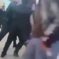 فیلم به زور کشاندن دختری روی آسفالت به دلیل بدحجابی