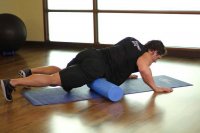 اموزش حرکت فوم رولینگ روی عضله ران