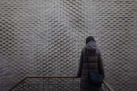 دیوار آجری الهام گرفته از امواج صدا بر روی آب