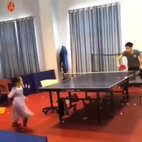 پینگ پنگ بازی کردن این بچه از 99 درصد مدعیا بهتره