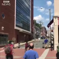 لحظه زیر گرفته شدن مخالفان نژادپرستی در آمریکا