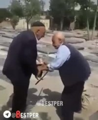 دعوای دو ریش سفید در قبرستان