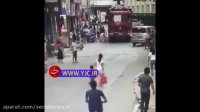 له شدن یک دختربچه زیر چرخ  کامیون در جلوی چشم مادرش