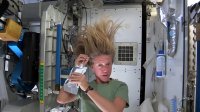 چگونگی شستشوی مو در فضا Astronaut Tips: How to Wash Your Hair in Space | Video