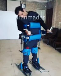 فرد ضایعه نخاعی که بعد از سالها به کمک دستگاه پاراپادیوم شروع به راه رفتن کرد !