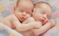 دوقلوها را در کنار هم بخوابانید!