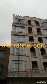 پیچ رولپلاک نمای ساختمان ,پیچ کردن سنگ نما با راپل و کار در ارتفاع با طناب