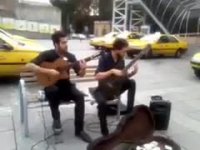 اجرای موزیک ریحان توسط گروه خیابانی در پیاده روی متروی قیطریه.