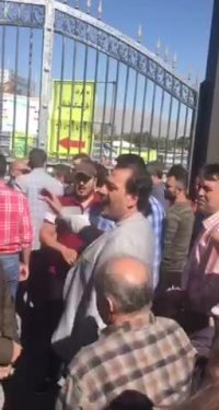 تجمع اعتراضی کسبه ساختمان پلاسکو مقابل بنیاد مستضعفان