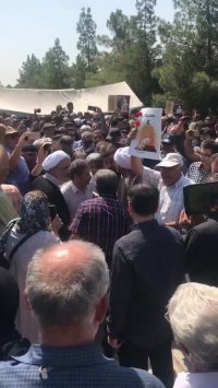 شعار مردم در مراسم تدفین هما سلطانی